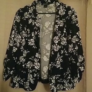 Floral blazer with half sleeve